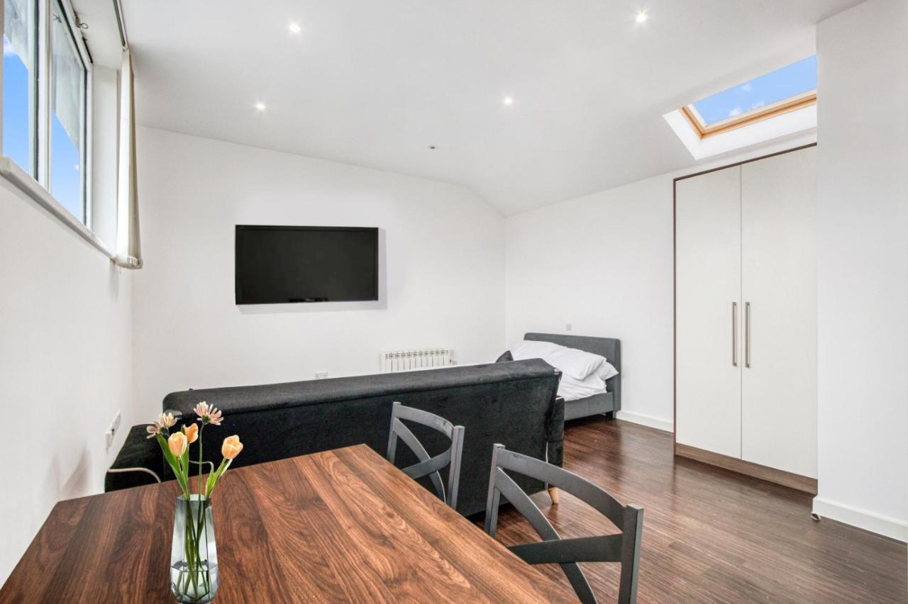 Stylish Studio By Heathrow Airport Apartment London Bagian luar foto